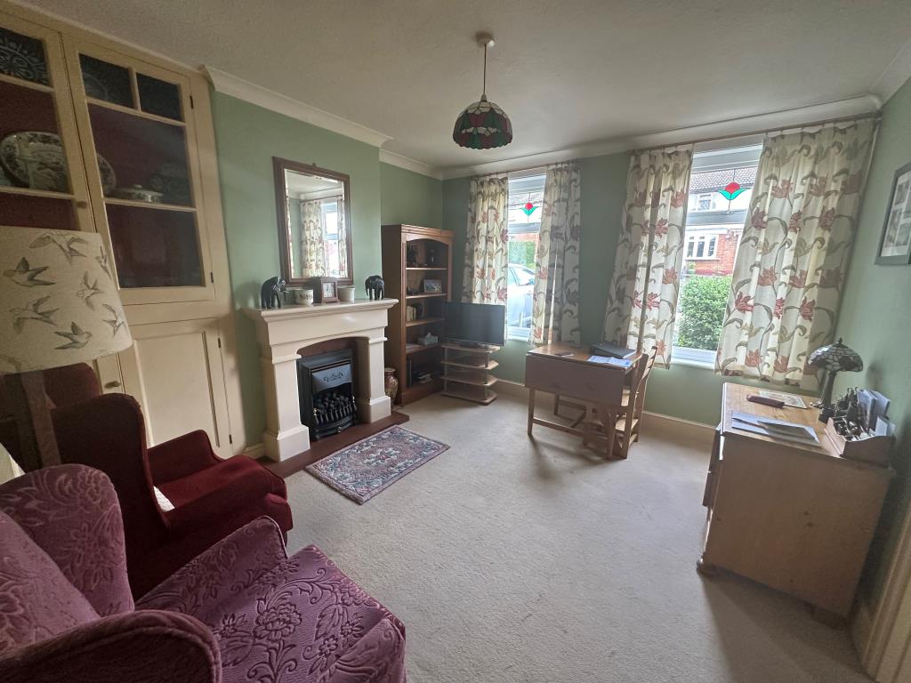 Lot: 41 - DETACHED BUNGALOW WITH LARGE GARDEN - Living Room